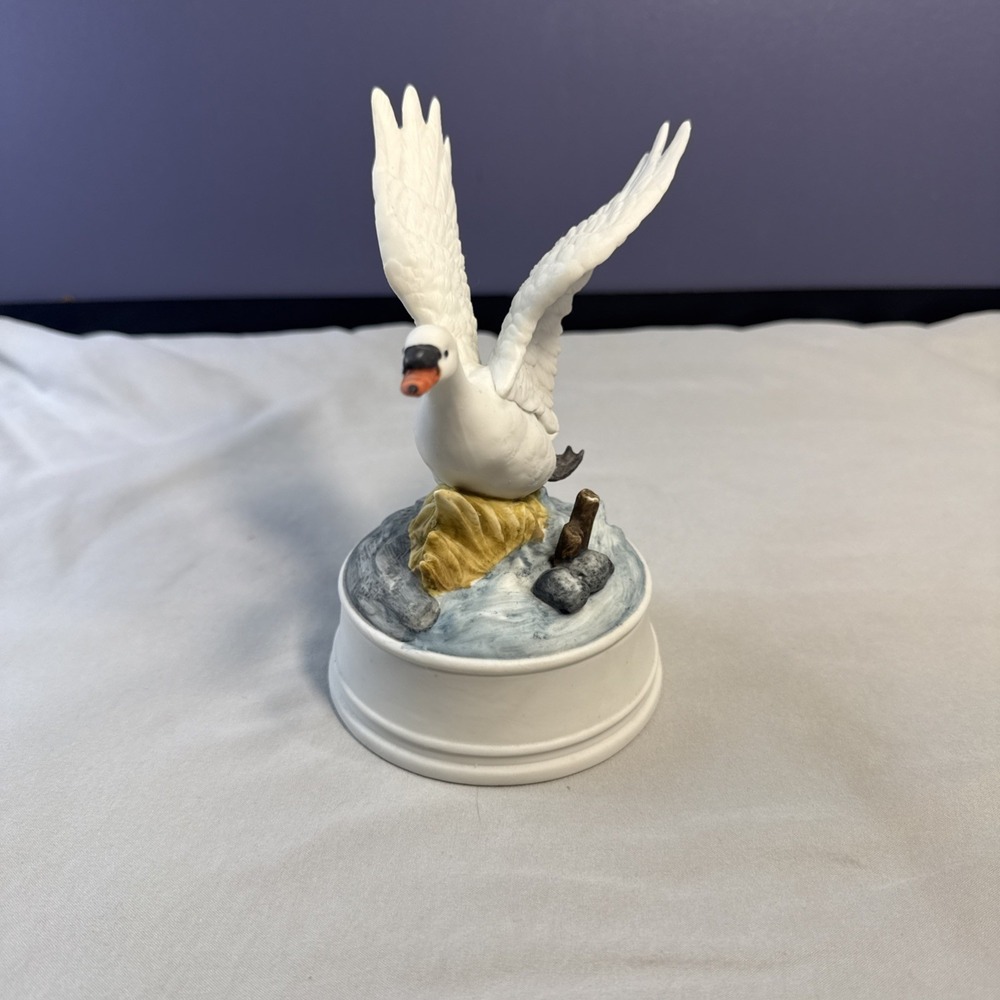 Vintage "The Gift World of Gorham" Porcelain Swan Music Box